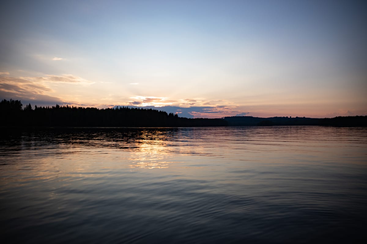 Auringonlasku kotijärvellä
